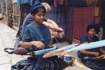 Indigenous girl weaving a 'tela'